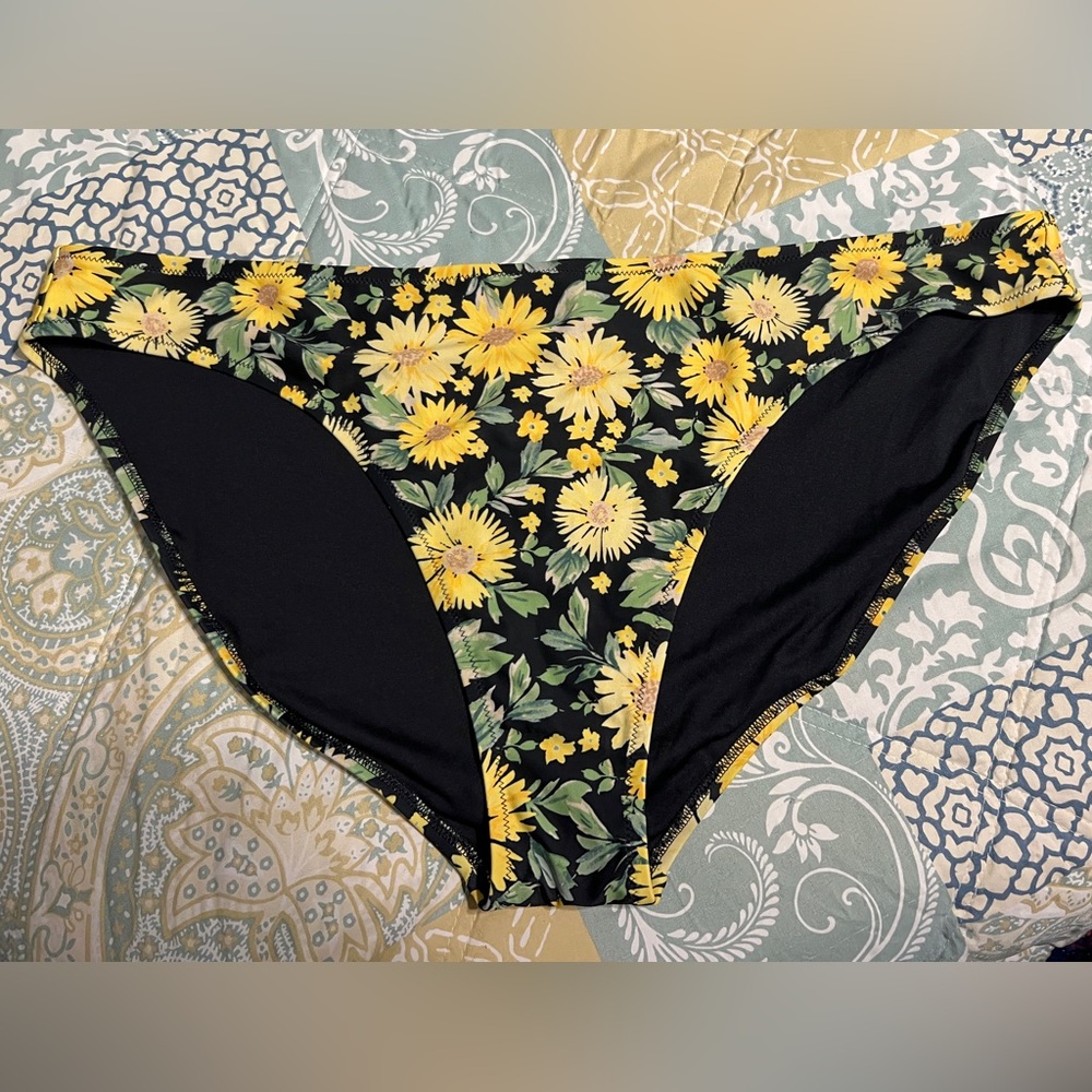 NWOT Women’s Old Navy Black and Yellow Floral Bikini Bottoms in size 2X